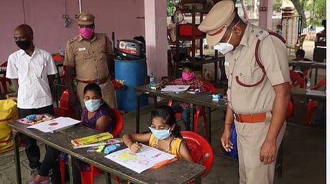 குமரி தீயணைப்பு நிலையங்களில் குழந்தைகளுக்கு கரோனா விழிப்புணர்வு ஓவியப் போட்டி; கல்விக் கூடங்களில் கரோனா தடுப்பு செயல்விளக்கம் 