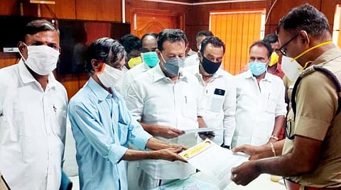 எஸ்.பி.ஜெயக்குமாரிடம் புகார் மனு அளிக்கும் ஹெரிப், பொன்முடி.