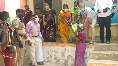 மதுரை அருகே கரோனா ஊரடங்கால் பாதிக்கப்பட்ட நாடோடி மக்களுக்கு உதவிய அரசுப் பள்ளி ஆசிரியர்கள்