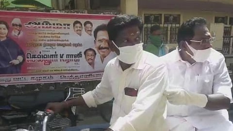 கட்சித் தொண்டருடன் புல்லட்டில் ஏறி ரேஷன் கடை ஆய்வுக்குச் சென்ற அமைச்சர் செல்லூர் ராஜூ.