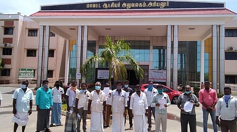 ஆட்சியரிடம் மனு அளித்த  தமிழ்நாடு டென்ட் மற்றும் டெக்கரேசன் நலச்சங்கத்தினர்.