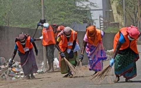 முகக்கவசம், கையுறை அணியாத தூய்மைப் பணியாளர்கள் மீது நடவடிக்கை: மதுரை உட்பட 7 மாநகராட்சிகளுக்கு உயர் நீதிமன்றம் உத்தரவு