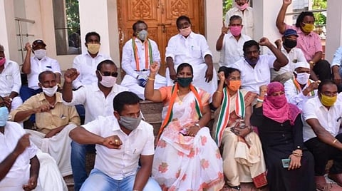 நேசமணி நினைவுநாளில் மரியாதை செலுத்த அனுமதி மறுப்பு: மணிமண்டபம் முன்பு அமர்ந்து வசந்தகுமார் எம்.பி. போராட்டம்