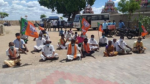 வைப்பாற்றில் மணல் கொள்ளையைத் தடுக்க வலியுறுத்தி விளாத்திகுளத்தில் பாரதிய ஜனதா கட்சி சார்பில் ஆர்ப்பாட்டம் நடந்தது.