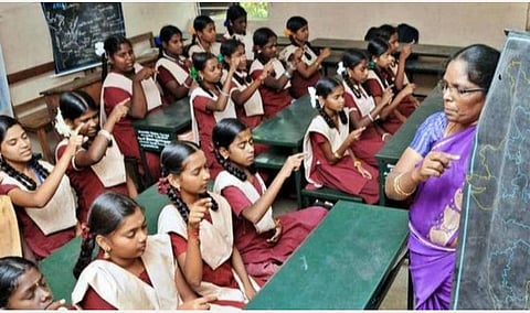 இணைய வழி கல்வி;  10-ம் வகுப்பு பயிலும் 5000 மாணவர்களுக்கு இலவச ஸ்மார்ட் போன்கள்:சென்னை மாநகராட்சி வழங்கியது 