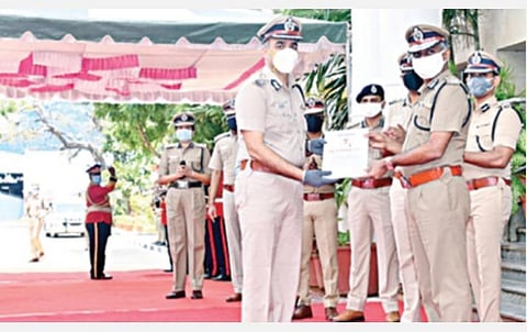 கரோனா வைரஸ் தொற்றிலிருந்து குணமடைந்து பணிக்கு திரும்பிய காவல் கூடுதல் ஆணையர் தினகரன் உள்ளிட்ட 50 பேருக்கு சென்னை வேப்பேரி காவல் ஆணையர் அலுவலகத்தில் வாழ்த்து தெரிவித்து சான்றிதழ் வழங்குகிறார் ஆணையர் ஏ.கே.விஸ்வநாதன். உடன் கூடுதல் ஆணையர்கள் அருண், பிரேம் ஆனந்த் சின்ஹா, இணை ஆணையர்கள் சுதாகர், கபில்குமார் சரத்கர், மகேஷ்வரி, விஜயகுமாரி, ஏ.ஜி.பாபு உள்ளிட்டோர்.