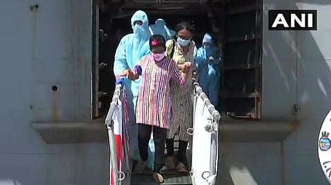 சமுத்திர சேது; இலங்கையில் இருந்து கடற்படை கப்பலில் தூத்துக்குடி வந்த இந்தியர்கள்; வீடியோ 