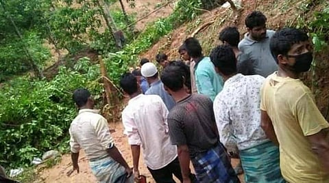 காச்சர் மாவட்டத்தில்உள்ள கோலூபூர் கிராமத்தில் நிலச்சரிவில் மீட்புப்பணியில் ஈடுபட்டுள்ள காட்சி : படம்ஏஎன்ஐ