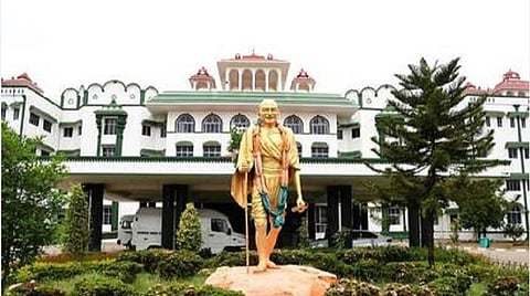 கரோனா நிவாரணத் தொகையை 1,000 ரூபாயிலிருந்து ரூ.9000 ஆக உயர்த்தி வழங்கக் கோரிய வழக்கு: தள்ளுபடி செய்து உயர் நீதிமன்ற மதுரை கிளை உத்தரவு