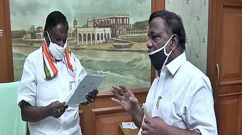 முதல்வரிடம் மனு அளிக்கும் துணை சபாநயாகர் எம்.என்.ஆர்.பாலன்
