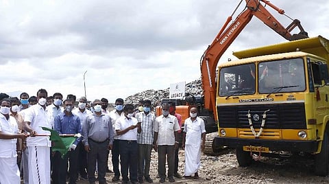 திட்டப்பணியை அமைச்சர் எஸ்.பி.வேலுமணி தொடங்கி வைத்தார்.  | படம்: ஜெ.மனோகரன்.