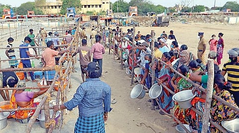 காசிமேடு மீன்பிடி துறைமுகம் அருகே உள்ள காலி இடத்தில் மீன் விற்பனைக்காக புதிதாக 200 கடைகள் அமைக்கப்பட்டுள்ளன. கடையைச் சுற்றிலும் தடுப்பு வேலிகளும் போடப்பட்டிருந்தன. அங்கு மீ்ன்கள் வாங்கக் காத்திருந்த சிறு வியாபாரிகள்.படங்கள்: க.ஸ்ரீபரத்﻿