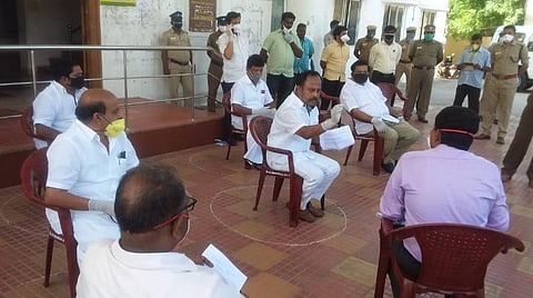 அணைக்கட்டு ஊராட்சி ஒன்றிய அலுவலகத்தில் உள்ளிருப்புப் போராட்டத்தில் ஈடுபட்ட திமுகவினர்.
அணைக்கட்டு ஊராட்சி ஒன்றிய அலுவலகத்தில் உள்ளிருப்புப் போராட்டத்தில் ஈடுபட்டதாகக் கூறி கைது செய்யப்பட்ட திமுகவினர்.

அணைக்கட்டு ஊராட்சி ஒன்றிய அலுவலகத்தில் உள்ளிருப்புப் போராட்டத்தில் ஈடுபட்டதாகக் கூறி கைது செய்யப்பட்ட திமுகவினர்.