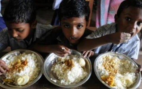 கெட்டுப்போன சமையல் எண்ணெய், பருப்பு வகைகளை வாங்க அதிகாரிகள் மறுப்பு: சத்துணவு ஊழியர்கள் அலைக்கழிப்பு