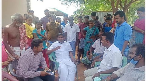 சத்தியமங்கலம் நடுப்பாளையம் கிராமத்தில் நடந்த பேச்சுவார்த்தை.
