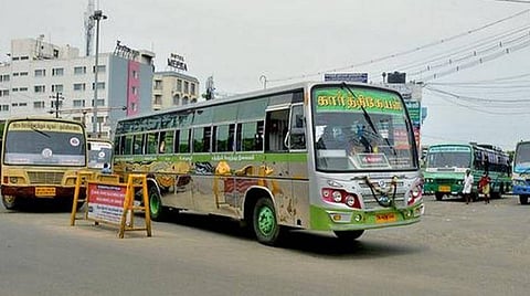 தமிழகத்தில் 3 மாவட்டங்கள் தவிர மற்ற பகுதிகளில் தனியார் பேருந்து சேவை தொடக்கம்- குறைவான பயணிகளே பயணித்தனர்