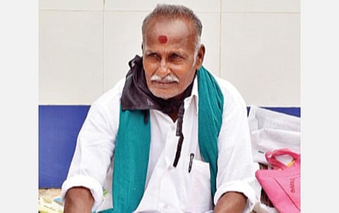 தனி நபராக போராட்டத்தில் ஈடுபட்ட சின்னதுரை.﻿﻿