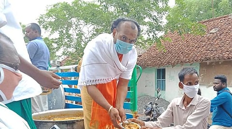 உணவு வழங்கும் சிதம்பரம் தீட்சிதர்.