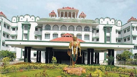 ஆசிட் வீசியதால் பார்வை இழந்த மாணவிக்கு ரூ.5 லட்சம் இழப்பீடு 