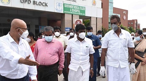 அமைச்சர் விஜயபாஸ்கர், அமைச்சர் எஸ்.பி.வேலுமணி ஆகியோர். உடன், மாவட்ட ஆட்சியர் கு.ராசாமணி, மருத்துவமனை டீன் நிர்மலா உள்ளிட்டோர். | படம்: ஜெ.மனோகரன்.