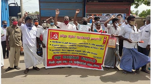 மாதம் 7,500 ரூபாய் வீதம் மூன்று மாதங்களுக்கு நிவாரணம்: கட்டிடத் தொழிலாளர்கள் போராட்டம்