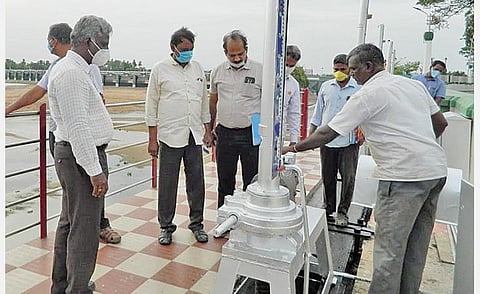 தஞ்சாவூர் மாவட்டம் கல்லணையில் உள்ள ரெகுலேட்டர்களை நேற்று ஆய்வு செய்யும் பொதுப்பணித் துறை கண்காணிப்பு பொறியாளர் எஸ்.அன்பரசன்.﻿﻿