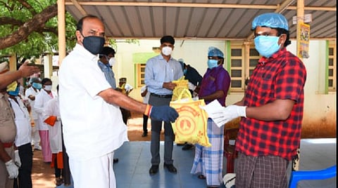 கோவில்பட்டி மாவட்ட அரசு தலைமை மருத்துவமனையில் கரோனா வைரஸ் பாதிப்புக்கு சிகிச்சை பெற்று குணமடைந்த இளைஞர்களை அமைச்சர் கடம்பூர் ராஜூ பழங்கள் வழங்கி வழியனுப்பி வைத்தார்.