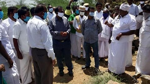 திருப்பத்தூர் அருகே ஆட்சியர் சமரசத்தை ஏற்காத விவசாயிகள்: கண்மாய் குடிமராமத்து பணிக்கு சிக்கல்