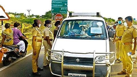 விழுப்புரம் புறவழிச்சாலையில் இ-பாஸ் சோதனையில் ஈடுபட்டுள்ள போலீஸார்.