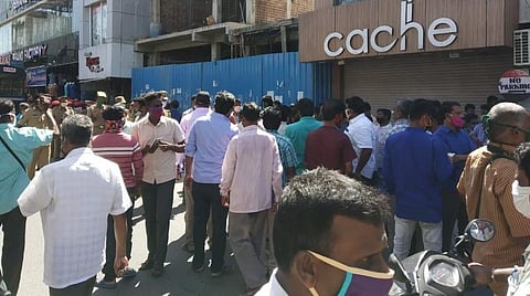புதுச்சேரி காந்தி வீதி சண்டே மார்க்கெட்டில் கடைகள் திறக்க அனுமதி மறுத்ததால் கூடிநின்று கேள்வி எழுப்பும் வியாபாரிகள். 