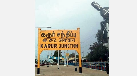 கரூரில் காற்றில் பறந்த சமூக இடைவெளி, முகக்கவசமும் இல்லை:  மீன் வாங்கக் குவிந்த மக்கள் கூட்டம்
