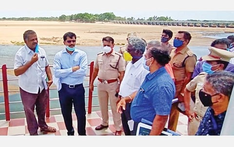 கல்லணையில் இருந்து நாளை தண்ணீர் திறக்கப்பட உள்ள நிலையில் அங்கு நேற்று ஆய்வு மேற்கொண்ட தஞ்சாவூர் மாவட்ட ஆட்சியர் ம.கோவிந்தராவ், ஷட்டர்களின் உறுதித்தன்மை குறித்து பொதுப்பணித் துறையினரிடம் கேட்டறிந்தார்.