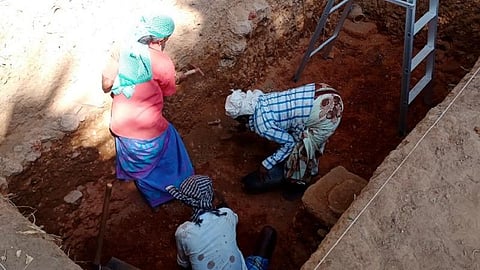 சிவகளையில் மேலும் 2 முதுமக்கள் தாழிகள்; ஆதிச்சநல்லூரில் மக்கள் பயன்படுத்திய பொருட்கள்-அகழாய்வில் தொடர்ந்து கிடைக்கும் ஆதாரங்கள்