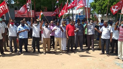 கோவில்பட்டி அரசு போக்குவரத்து பணிமனை முன்பு தொழிற்சங்கங்கள் சார்பில் கோரிக்கைகளை வலியுறுத்தி ஆர்ப்பாட்டம் நடந்தது.