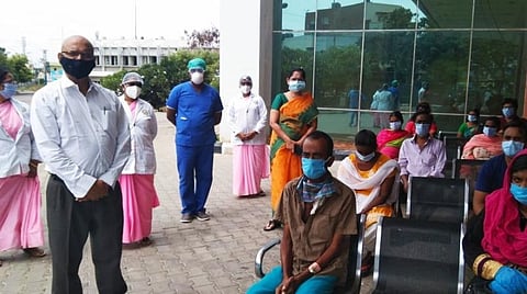 கோவை சிங்காநல்லூர் இஎஸ்ஐ மருத்துவமனையில் இருந்து சிகிச்சை முடிந்து வீடு திரும்பியவர்கள்.