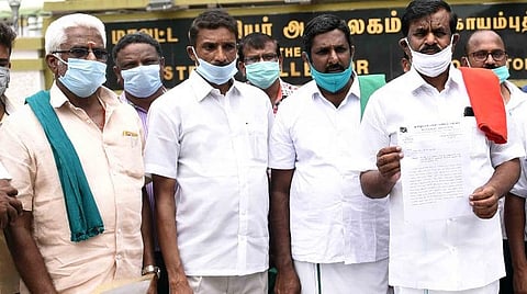 நொய்யல் ஆற்றில் தண்ணீர் திருட்டைத் தடுக்க வலியுறுத்தி கோவை மாவட்ட ஆட்சியர் அலுவலகத்தில் மனு அளிக்க வந்த விவசாயிகள். | படம்: ஜெ.மனோகரன்