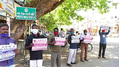 மதுரை வடக்குமாசி வீதி சந்திப்பில் மார்க்சிஸ்ட் கம்யூனிஸ்ட் கட்சி சார்பில் நடந்த ஆர்ப்பாட்டத்தில் பங்கேற்றோர்.  படம்: எஸ்.கிருஷ்ணமூர்த்தி.