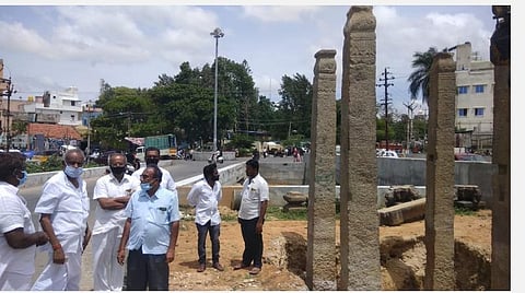கல்தூண்களைப் பார்வையிடும் முன்னாள் எம்எல்ஏவும், கிருஷ்ணகிரி மாவட்ட வரலாற்று மையத் தலைவருமான கே.ஏ.மனோகரன். உடன் வரலாற்று மைய நிர்வாகிகள். 