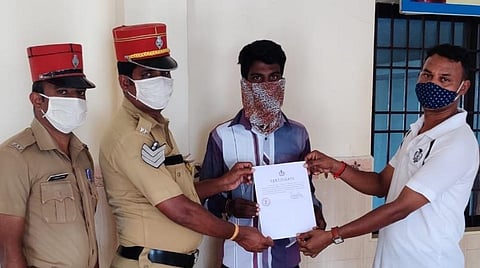 இளைஞருக்கு நற்சான்று வழங்கும் உதவி ஆய்வாளர் கீர்த்தி மற்றும் போலீஸார். 