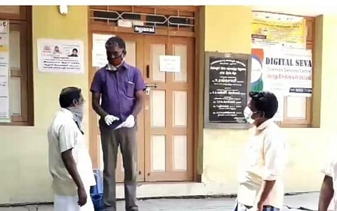 ஆதார் சேவைக்காக திருக்கனூரில் சேவை மையம் வந்து திரும்பிச் செல்லும் கிராம மக்கள்.