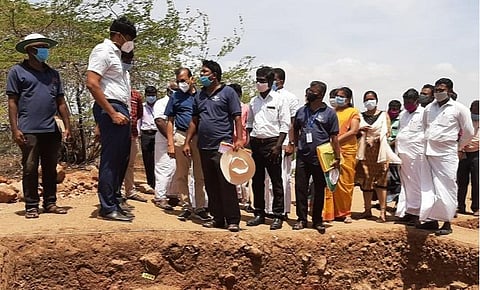 தூத்துக்குடி மாவட்டம் ஆதிச்சநல்லூரில் நடைபெறும் அகழாய்வு பணிகளை மாவட்ட ஆட்சியர் சந்தீப் நந்தூரி பார்வையிட்டார்.