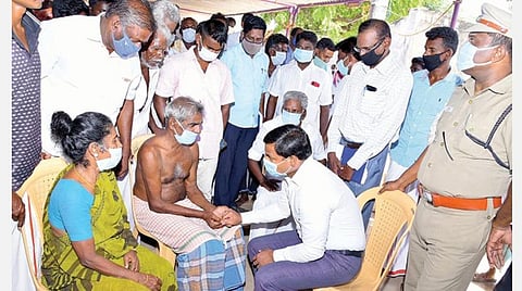 ராணுவ வீரர் பழனியின் குடும்பத்தினருக்கு ஆறுதல் கூறிய ராமநாதபுரம் மாவட்ட ஆட்சியர் கொ. வீரராகவ ராவ்.﻿﻿