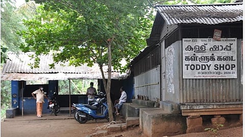எல்லையில் காற்றாடும் கேரளக் கள்ளுக்கடைகள்: தமிழகத்தில் சட்டவிரோதமாகக் கள் இறக்குவதுதான் காரணமா?