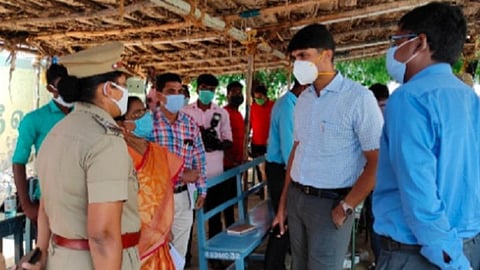 கோவில்பட்டி அருகே தோட்டிலோவன்பட்டி காவல் சோதனைச் சாவடியில் ஆய்வு மேற்கொண்ட மாவட்ட ஆட்சியர் சந்தீப் நந்தூரி அலுவலர்களுக்கு ஆலோசனைகள் வழங்கினார்.