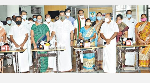 திருப்பூர் ஆட்சியர் அலுவலகத்தில் நடந்த நிகழ்ச்சியில் மாற்றுத் திறனாளிகளின் பெற்றோருக்கு தையல் இயந்திரங்களை வழங்கிய அமைச்சர் கே.ராதாகிருஷ்ணன்.