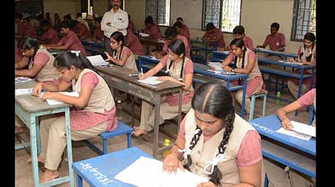 10,11-ம் வகுப்புகளில் எவ்வளவு மதிப்பெண் எடுத்திருந்தாலும் அனைவரும் தேர்ச்சி: அரசு உத்தரவு
