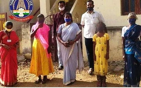 ஆதரவின்றித் தவித்த 2 மாணவிகளை மீட்டு ஆதரவற்றோர் நலக் காப்பகத்தில் ஒப்படைத்த போலீஸார்.