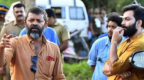 அய்யப்பனும் கோஷியுடம் படப்பிடிப்பு தளத்தில் இயக்குநர் சச்சி உடன் ப்ரித்விராஜ்  (கோப்புப் படம்)