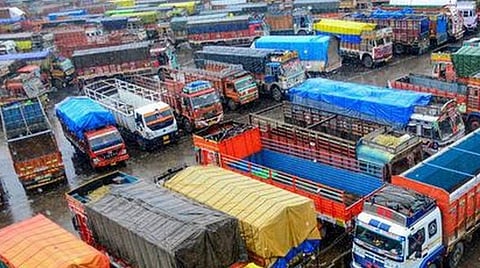 தமிழகத்தில் வழக்கம் போல் 2 லட்சம் சரக்கு லாரிகள் ஓடும் லாரி உரிமையாளர்கள் அறிவிப்பு