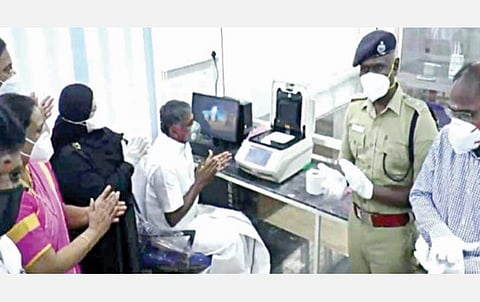திருப்பத்தூர் அரசு மருத்துவமனையில் அமைக்கப்பட்டுள்ள கரோனா தொற்றை கண்டறியும் ஆய்வகத்தை  அமைச்சர் கே.சி.வீரமணி திறந்து வைத்து பார்வையிட்டார். உடன், தொழிலாளர் நலத்துறை அமைச்சர் நிலோபர் கபீல், மாவட்ட ஆட்சியர் சிவன் அருள், எஸ்பி விஜயகுமார்.